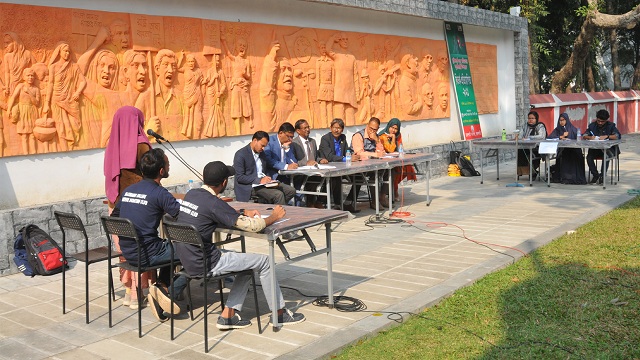 রাজশাহী কলেজে আন্ত:বিভাগ বিতর্কে চাম্পিয়ন পদার্থবিজ্ঞান