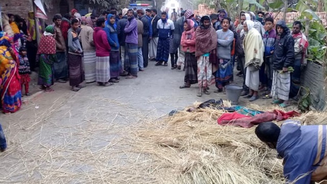 রাজশাহীতে খড় বোঝাই ট্রলি উল্টে প্রাণ গেলো চালকের