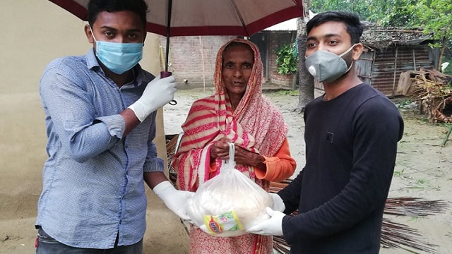 সুবিধাবঞ্চিতদের মাঝে ‘আলোর পথযাত্রী’র ঈদ সামগ্রী বিতরণ