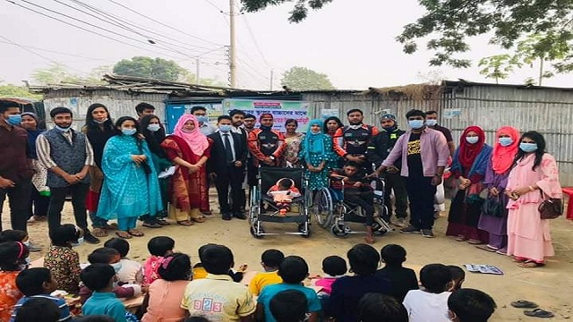 পথশিশুদের বই-হুইল চেয়ার দিলো ‘ছোট্ট স্বপ্ন’