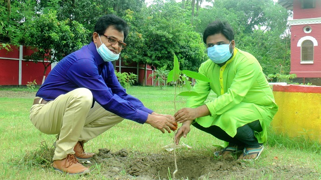 বিশ্ব পরিবেশ দিবসে রাজশাহী কলেজে বৃক্ষরোপণ