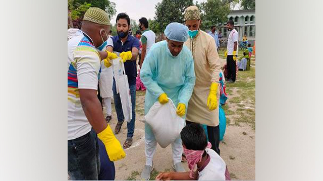 ৪ হাজার পরিবারকে খাদ্যসামগ্রী দিলেন যুবলীগ নেতা সোহেল