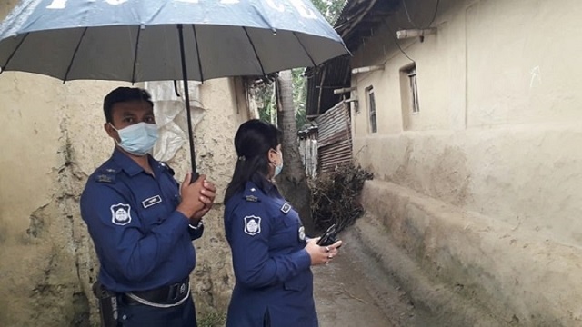 বন্ধ করে দেয়া রাস্তা পরিদর্শনে ওসি খুরশিদা বানু কনা