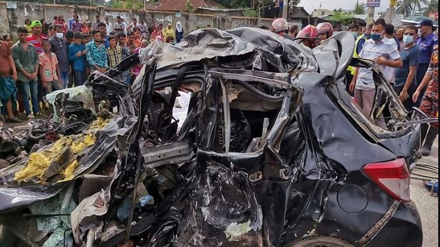 বাস-প্রাইভেটকার মুখোমুখি সংঘর্ষে প্রাণ গেলো ৬ জনের