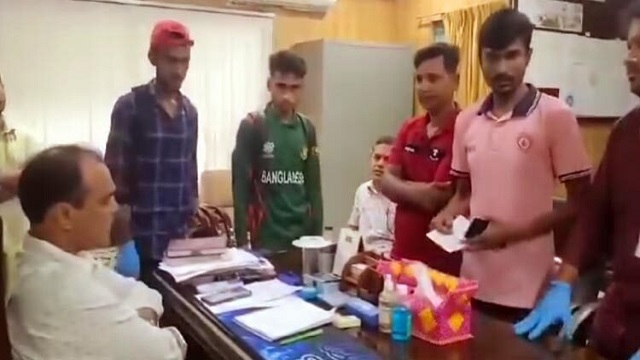 শিক্ষার্থীদের গলা কাটার হুমকি হাসপাতাল তত্ত্বাবধায়কের