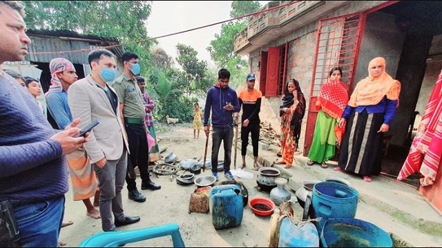 সন্ধ্যা নামলেই মদ বিক্রির হিড়িক  