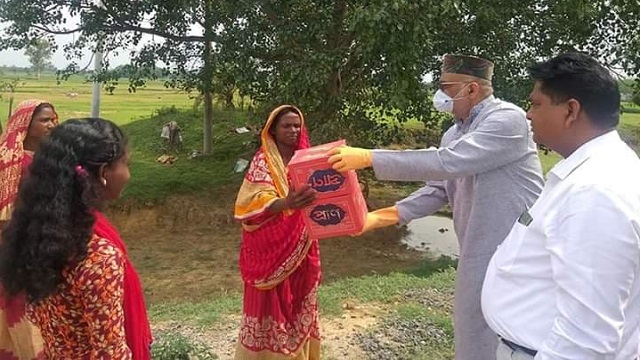 বাড়ি বাড়ি ঘুরে ঈদ সামগ্রী দিলেন সাংসদ ফারুক চৌধুরী