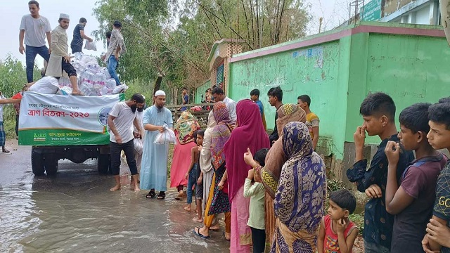 বন্যার্তদের মাঝে শায়খ আহমাদুল্লাহর ত্রাণ বিতরণ