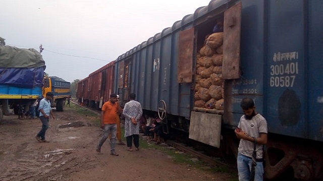 স্টেশনেই ওয়াগন থেকে গম চুরি