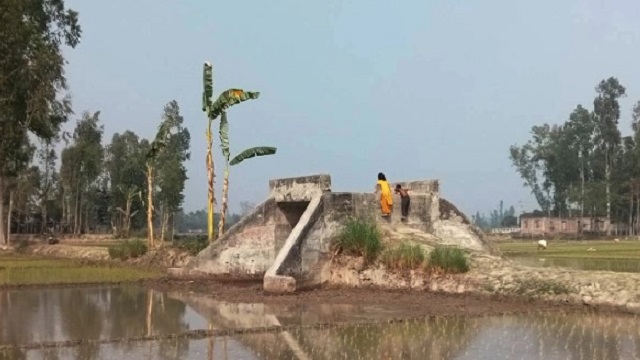 রাস্তা ছাড়াই নিঃসঙ্গ দাঁড়িয়ে কালভার্ট