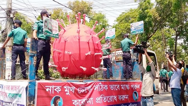 প্রতীকী করোনাভাইরাস নিয়ে ঘুরল পুলিশ