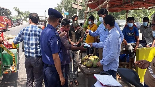 সংক্রমণ ঠেকাতে মান্দা উপজেলা প্রশাসনের অভিযান