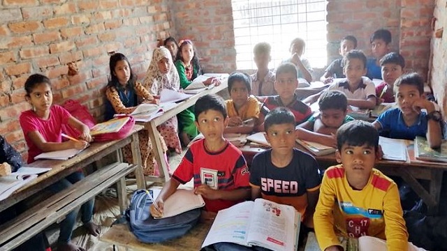 মান্দায়  কোচিংয়ে পড়ানোয় জরিমানা গুণলেন ৩ শিক্ষক