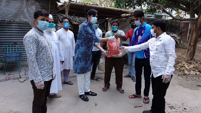 অস্বচ্ছল কর্মচারীদের মাঝে নিউ ডিগ্রী কলেজ ছাত্রলীগের ত্রাণ বিতরণ
