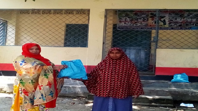 আত্রাইয়ে স্কুল শিক্ষিকার ঈদ উপহার বিতরণ 