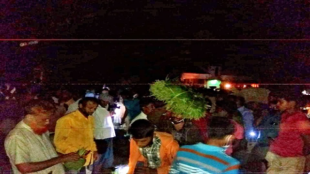 মোহনপুরে স্বাস্থ্য বিধি না মেনে পানের হাটে হাজারও মানুষ