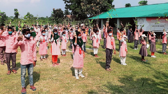 ফলদ চারা উপহার পেল আলোর পাঠশালার শিক্ষার্থীরা