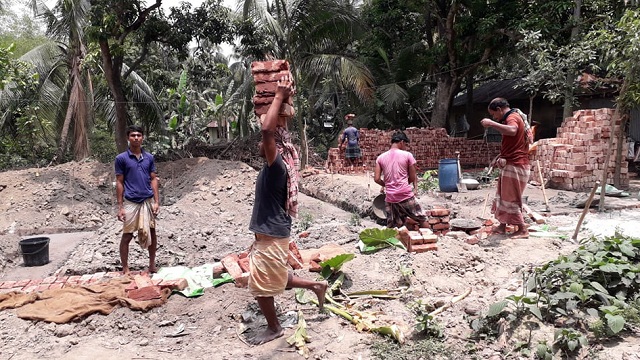  এলাকাবাসীর ক্ষোভ দুর্গাপুরে সরকারি ড্রেন বন্ধ করে বাড়ি নির্মাণের অভিযোগ