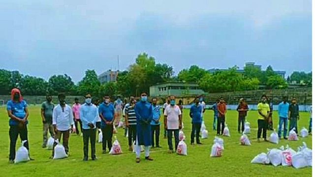 চাঁপাইনবাবগঞ্জে নরসুন্দরদের মাঝে প্রধানমন্ত্রীর উপহার বিতরণ