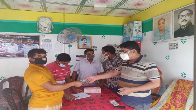 গোদাগাড়ী অটোচালক সমিতির সদস্যদের নগদ অর্থ প্রদান