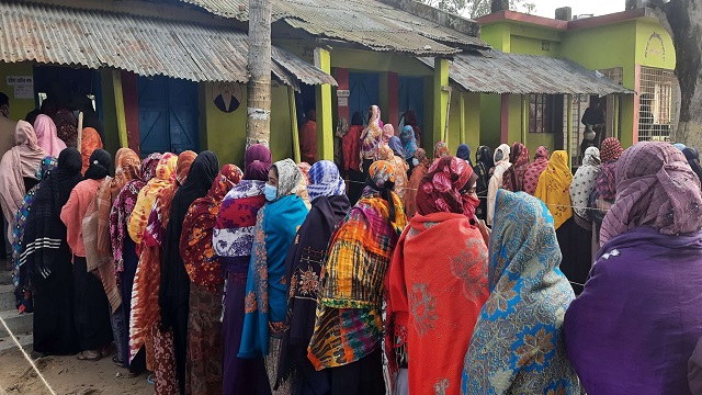 প্রায় সবগুলো কেন্দ্রেই নারী ভোটারদের উপস্থিতি বেশি লক্ষ্য করা যাচ্ছে। ছবিতে মোহনপুরের বাকশিমইল মাদ্রাসা ভোটকেন্দ্র।+