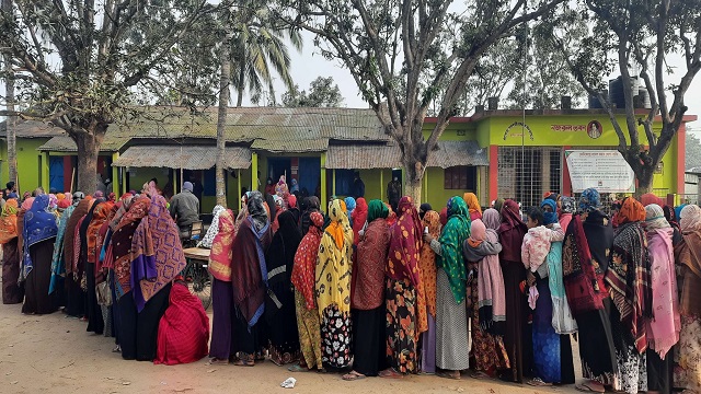 কেন্দ্রে কেন্দ্রে ব্যাপক ভোটার উপস্থিতি