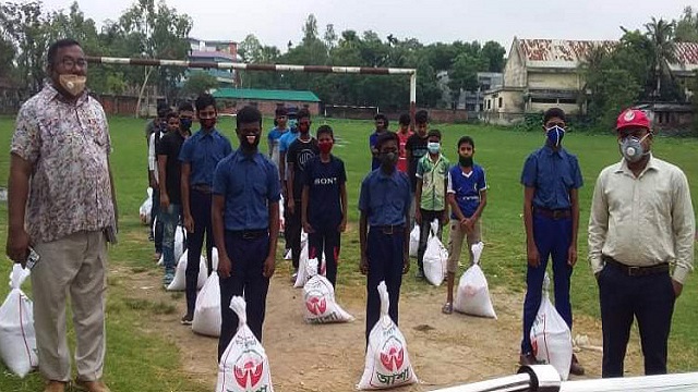 রাণীনগরে স্কাউট ও সংবাদপত্র হকারদের মাঝে ত্রাণ বিতরণ