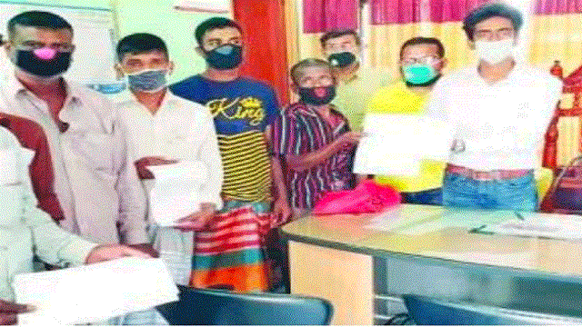জীবনের ঝুঁকি নিয়ে কাজের সন্ধানে রাজশাহীর শ্রমিকরা
