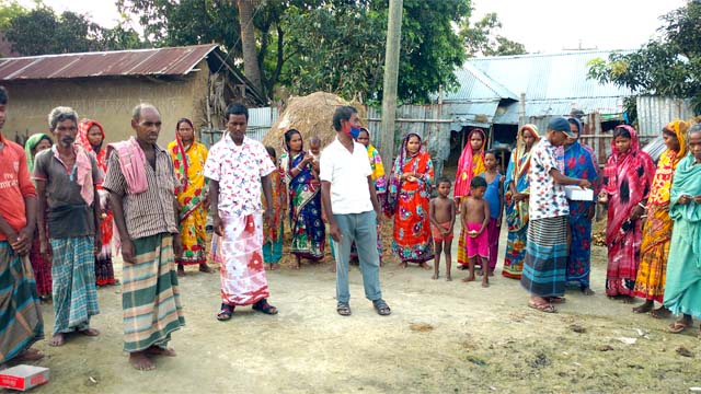 আদিবাসী পাড়ায় সিধু-কানহু দিবসের তাৎপর্য তুলে ধরে বক্তব্য রাখা হয়।