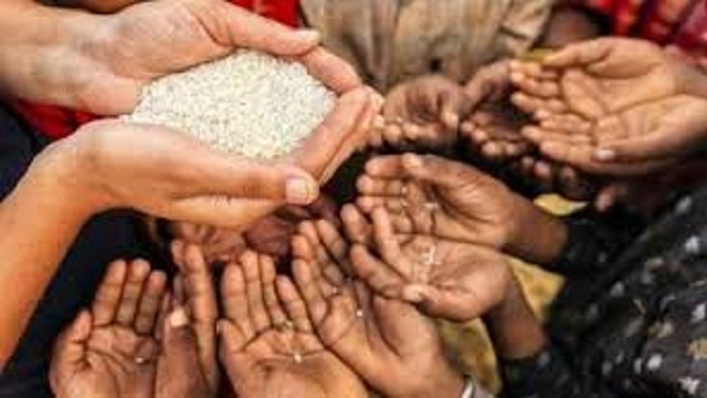 মোহনপুরে খাদ্য সংকটে ঘরবন্দি মানুষ