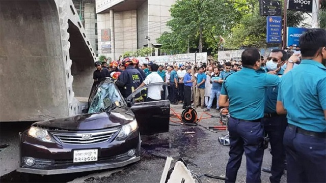 উত্তরায় গার্ডার পড়ে শিশুসহ নিহত ৪