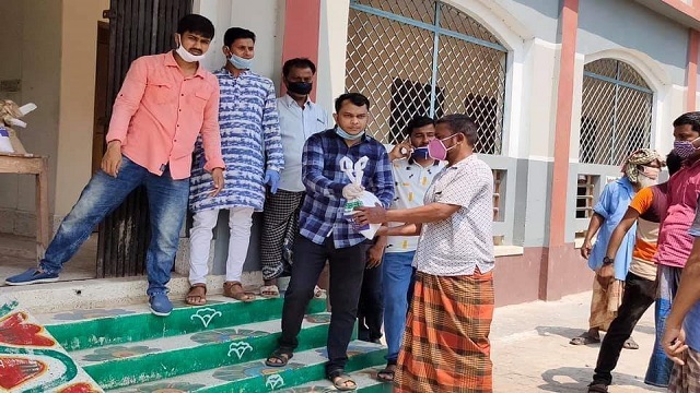 আট শতাধিক কর্মহীন পরিবারে ত্রাণ বিতরণ রাবি ছাত্রলীগের