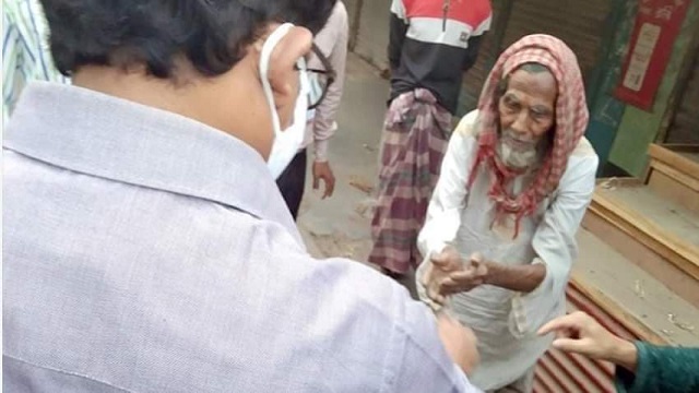 হাতজোড় করে ক্ষমা চাওয়া বৃদ্ধকে বুকে টেনে নিলেন ডিসি হামিদ